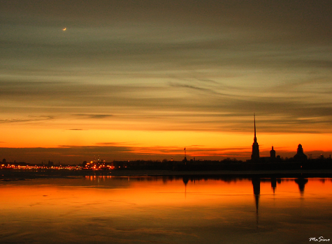 The sky with the imperishable sunset in a quiet bay repeats itself.