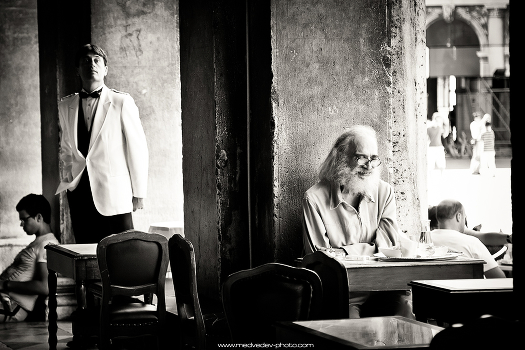 a Chinese waiter and Leonardo da Vinci