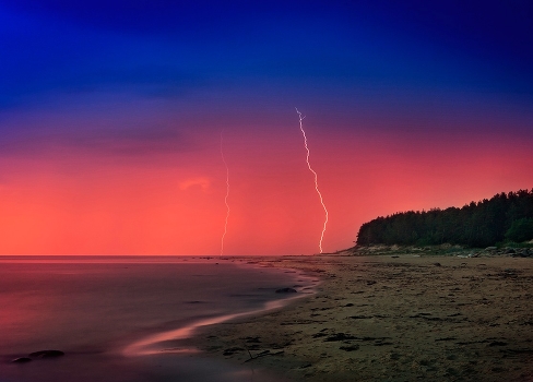 Night, storm, sea ...