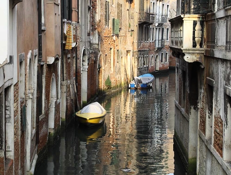 Canals, Boote und abblätternden Wänden.
