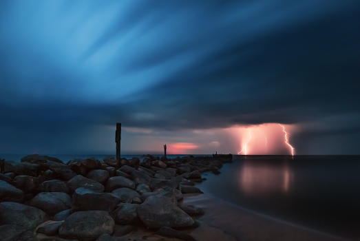 Tui. Night. Thunderstorm.