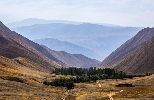 An oasis in the mountains)