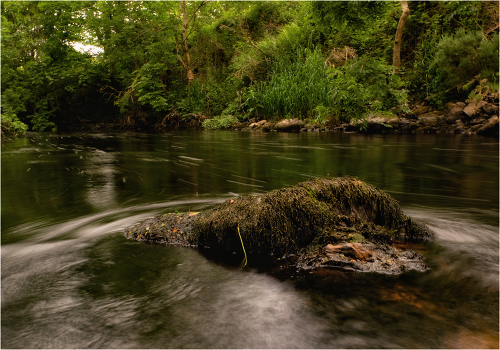... About the shaggy stone and glass water ...