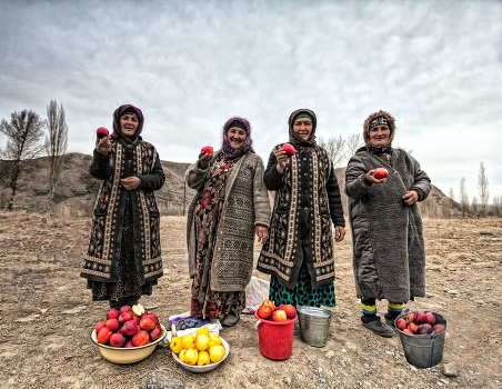 THE APPLES !!! Saleswoman apples. Shahristan. Tajikistan