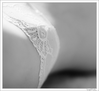 b / w