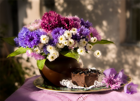 Of chocolate cake and garden cornflower