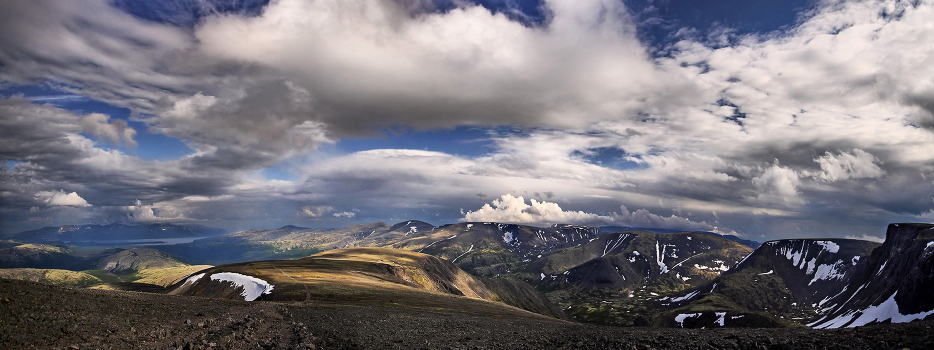 Beautiful far Khibiny mountains ...