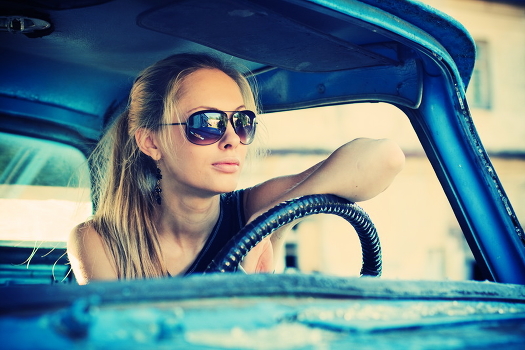 Hold tight for the steering wheel, the best man ..