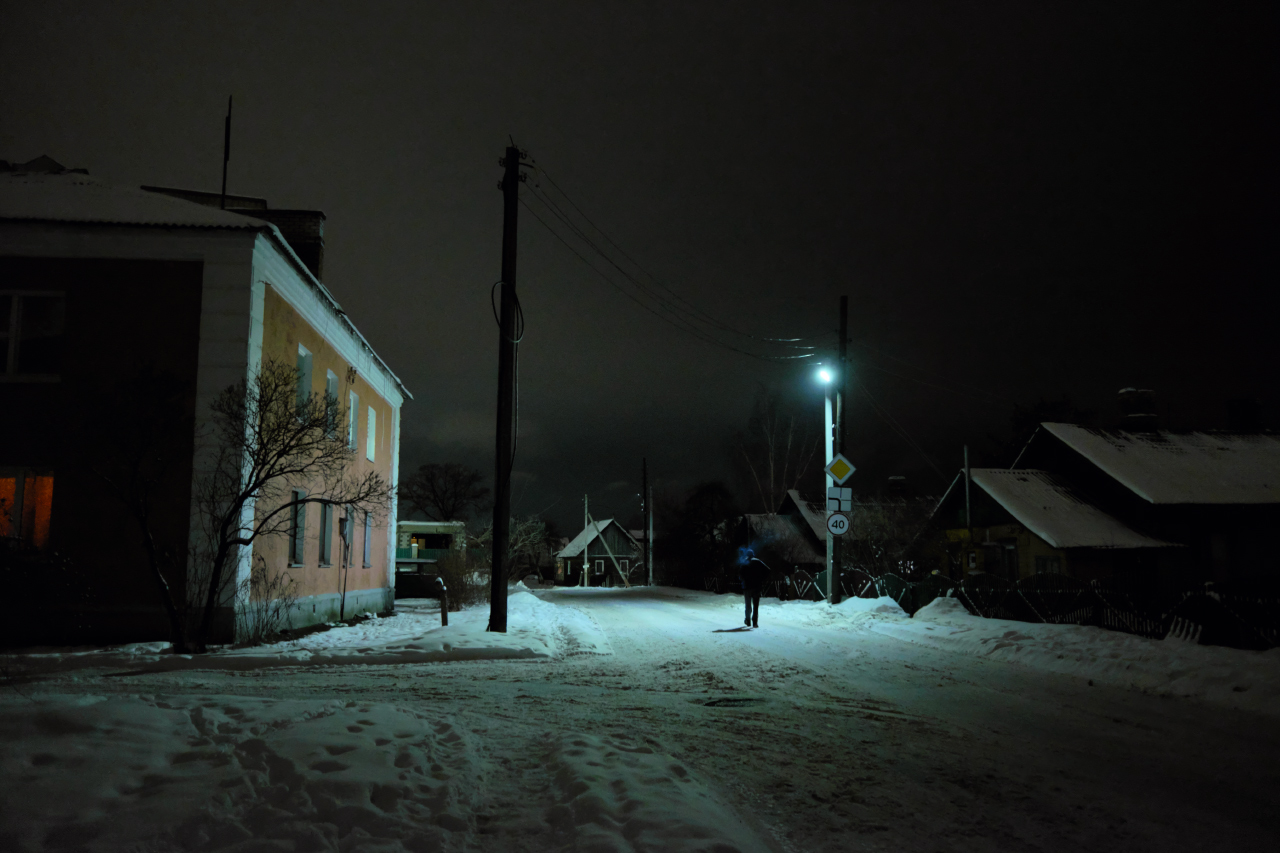 Вечер 6 6 22. Улица зимой вечером. Улица новый быт Витебск. Больница вечер улица зима. ЮЗАО зимой.
