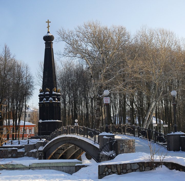 Лопатинский сад смоленск. Памятник в парке Лопатинский сад Смоленск. Лопатинский парк памятники в Смоленске. Смоленск Стелла в Лопатинском парке.