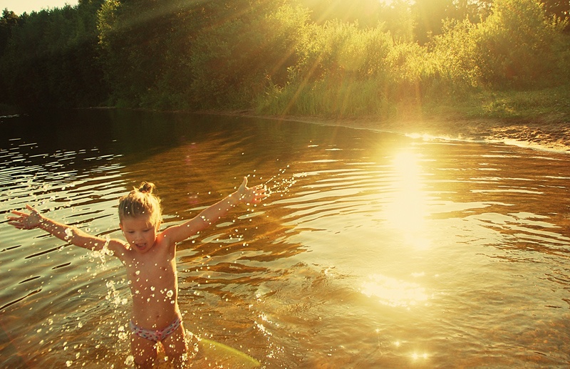 Гулять купаться. Купаться в солнечных лучах. Дети купаются в реке. Летние забавы. Летние забавы летом.