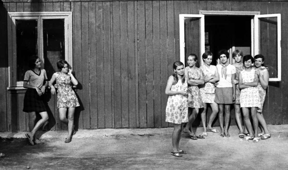 come girl, standing on the sidelines ... / ***