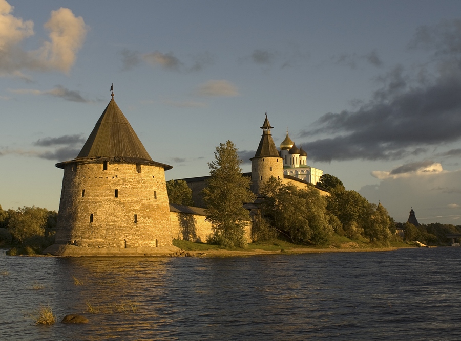 Псковский д. Псковская крепость (Псковский Кремль). Псков Кремль и Троицкий собор. Троицкий собор Псковской крепости. Псков Псковский Кремль с видом на Псковский собор.