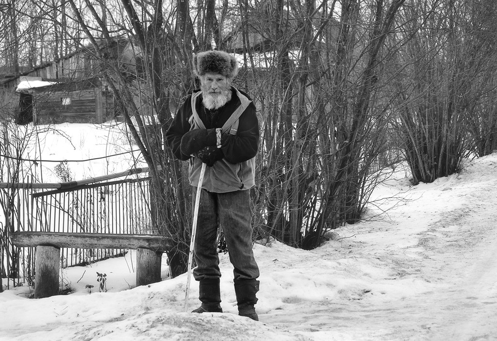 Поиск деда. Деревенский мужик зимой. Люди в деревне зимой. Деревенский парень зимой. Старики зимой.