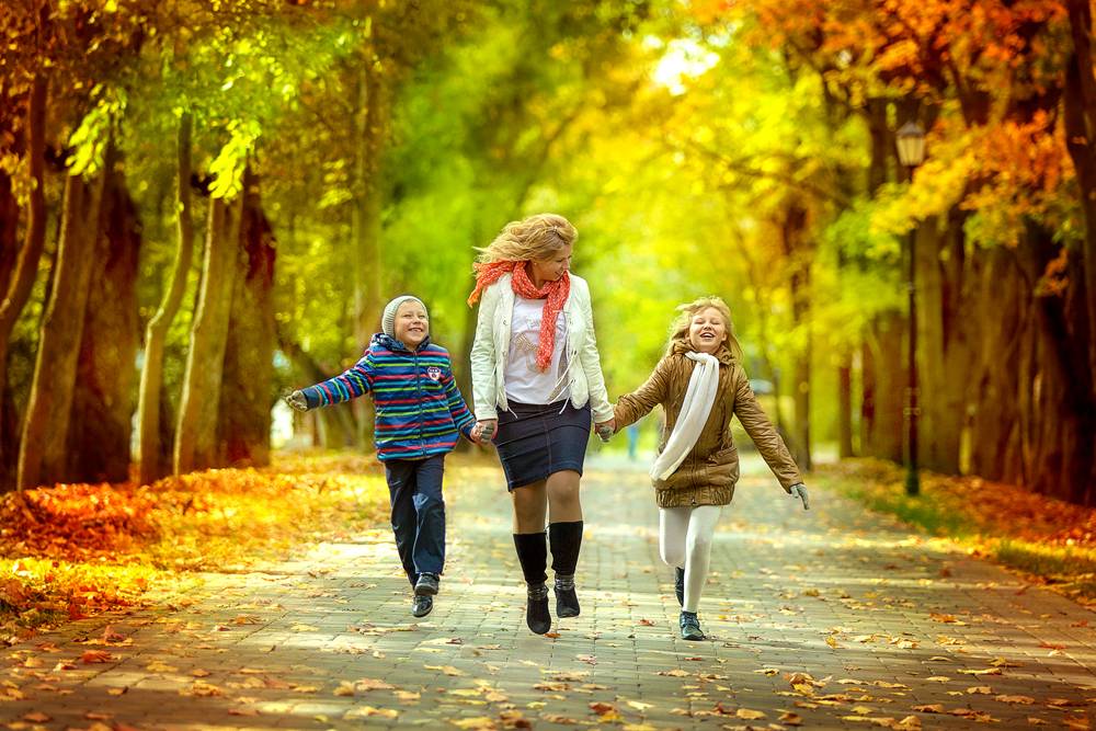 Жизнь людей осень. Осенняя прогулка. Радость осенью. Прогулка в осеннем парке. Дети радуются осени.