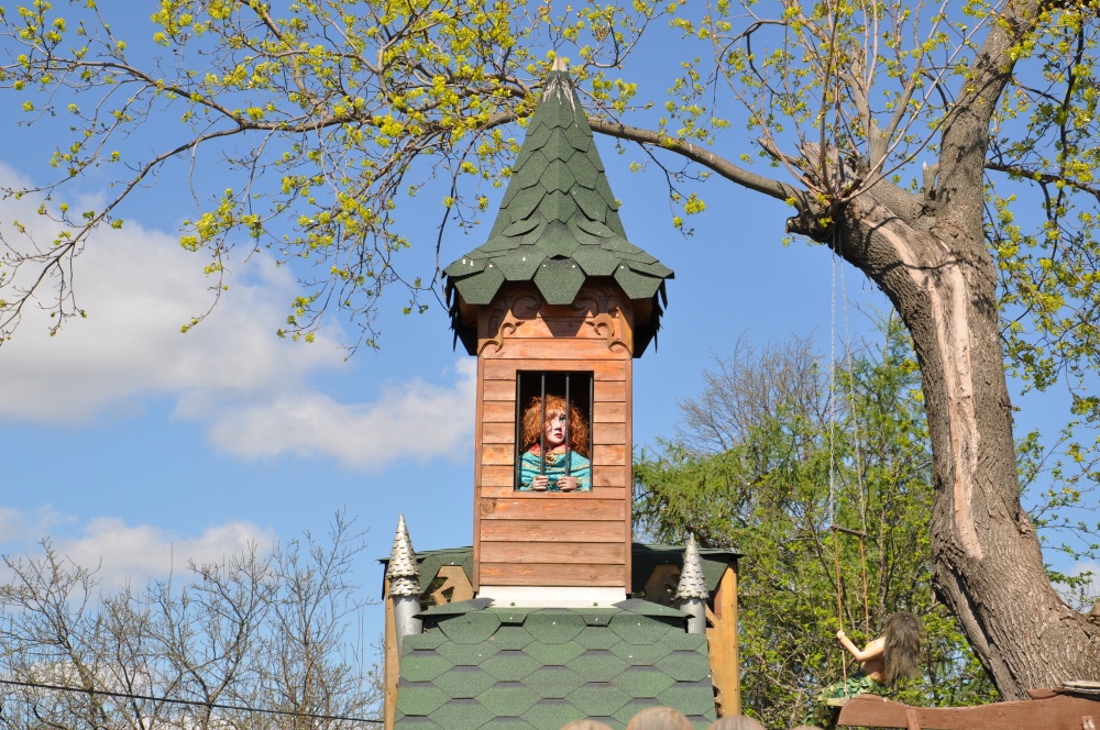 Between Vladimir and Suzdal. Fair maiden.