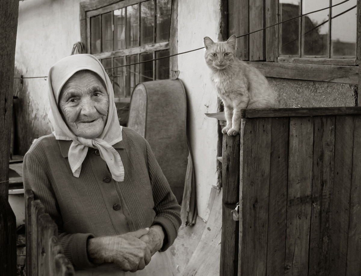 Бабушка и кот в деревне