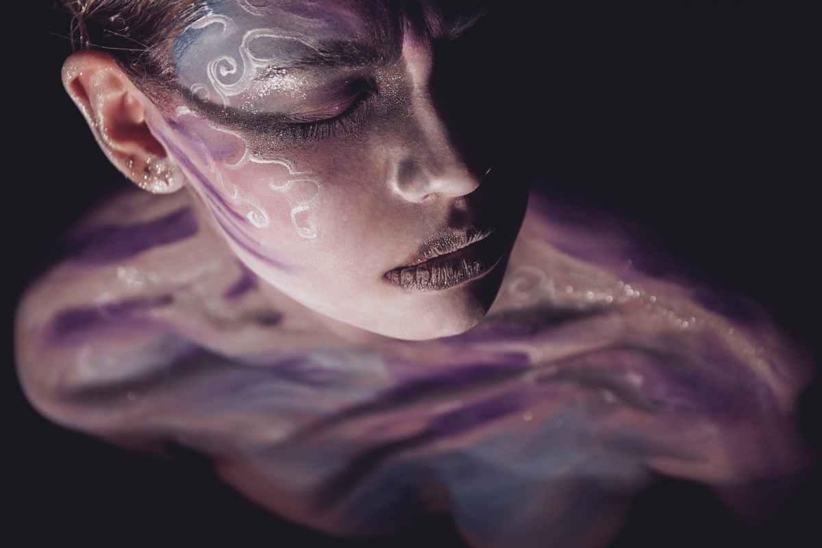 Color between light and shadow