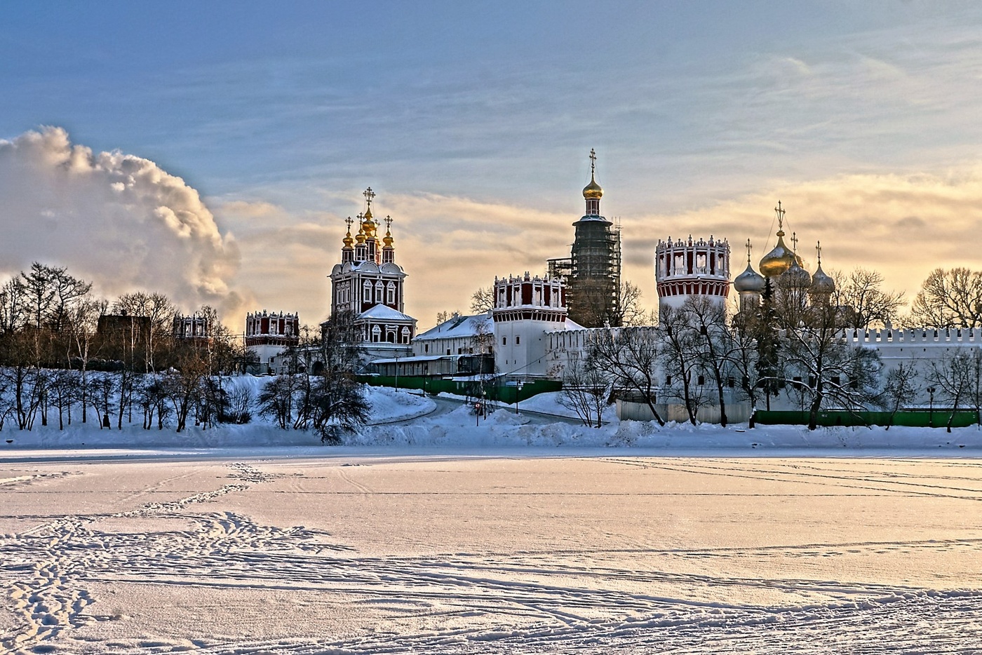 Монастырь зимой. Лавра зима солнце. Мороз и солнце в Москве. Обои на рабочий стол Новодевичий монастырь зимой. Мороз солнце монастырь фото.