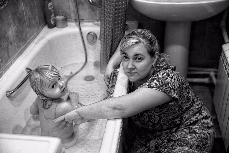 Зрелая мама в ванной. Купание Дочки. Дети моются в ванной. Дочь купается. Доченька купается.