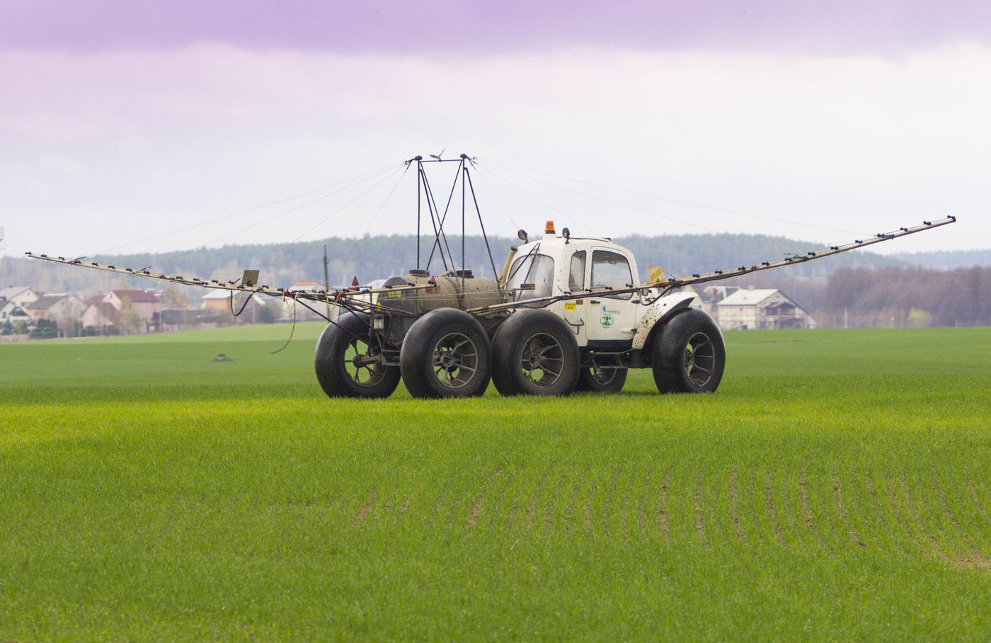 Самоходный опрыскиватель синего цвета. Самоходный опрыскиватель роса. Роса 1 опрыскиватель. Самоходный опрыскиватель роса. Самоходный опрыскиватель роса.