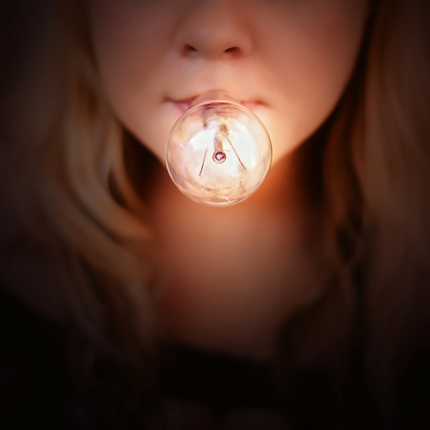 Отсутствие посторонних источников света прозрачный. Фотосессия с лампочками. Девушка с лампочкой. Лампочка во рту девушки. Лампа для фотосессии.