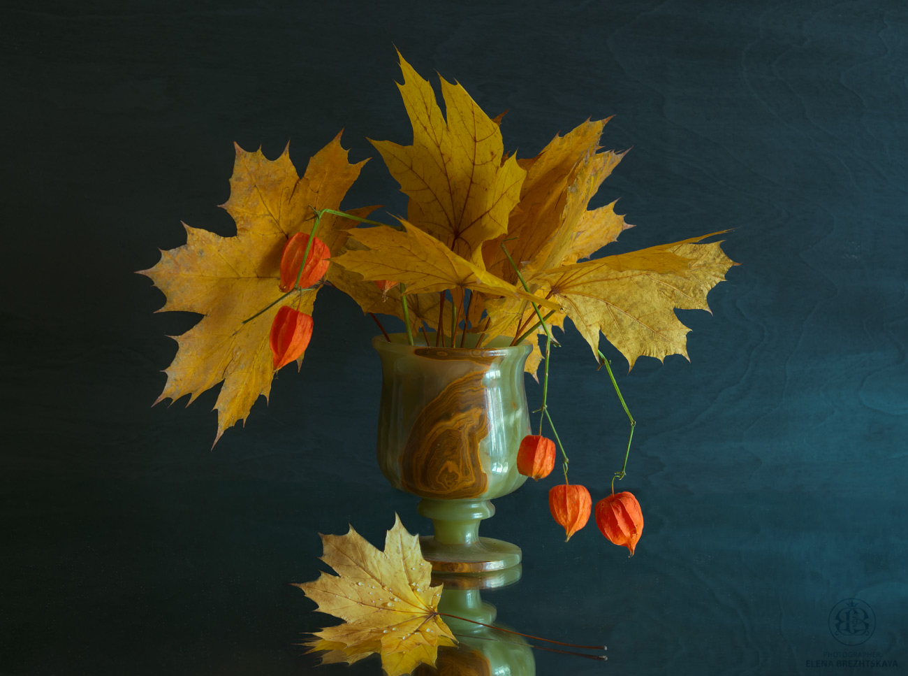 Осенний натюрморт с кленовыми листьями