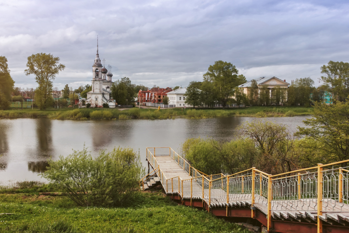 Вологда лета. Река Вологда. Вологда лето река. Река в городе Вологда. Берег реки Вологда.